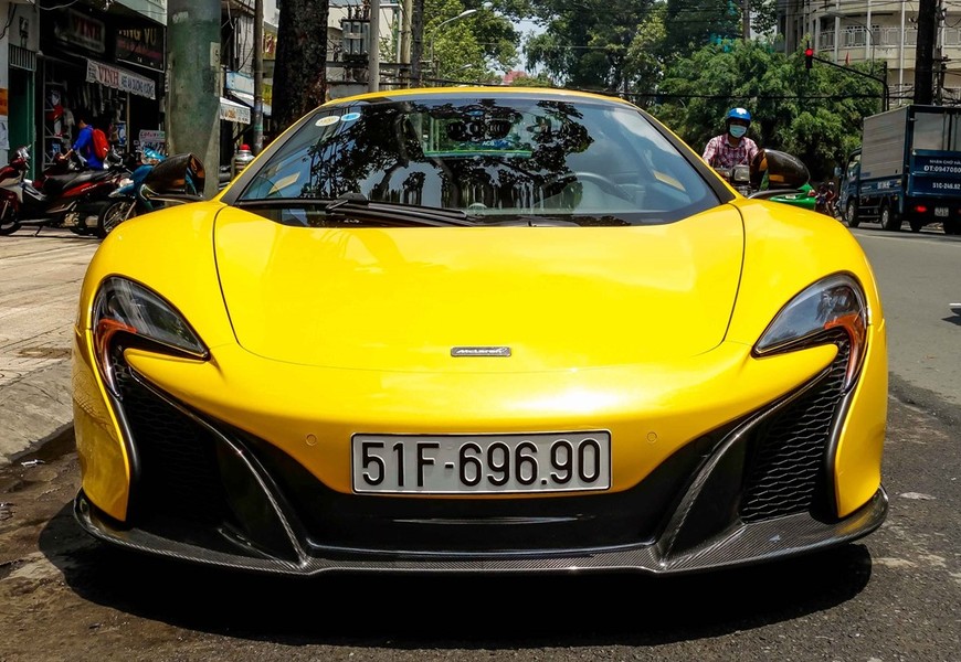 Cuối tuần vừa qua, chiếc  siêu xe tiền tỷ McLaren 650S Spider màu vàng duy nhất Việt Nam bất ngờ xuất hiện trên đường phố Sài Gòn. Chủ nhân của siêu xe này là thiếu gia Phan Thành, người nổi tiếng bởi bộ sưu tập xe trị giá hàng triệu USD.